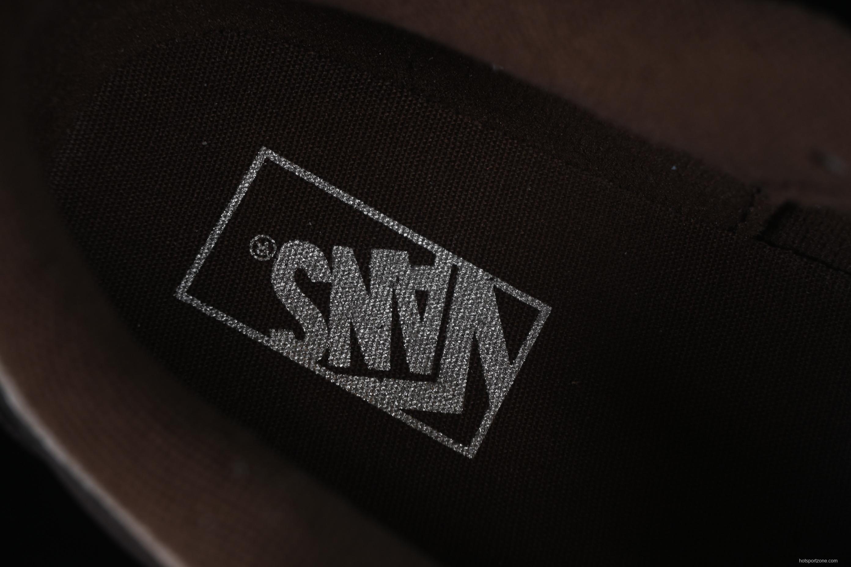 Vans Knu Skool Low-Top Retro Chunky Sneakers with Oversized Logo - VN0009QC2LN