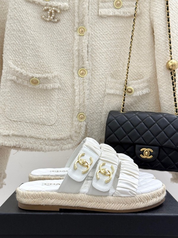 2025 Women Chanel White Leather Slippers KFY00230