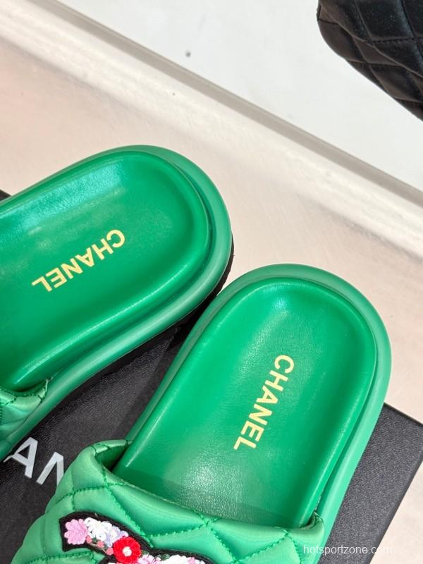 2025 Women Chanel Green Quilted Leather Slippers Embroidered LY00360