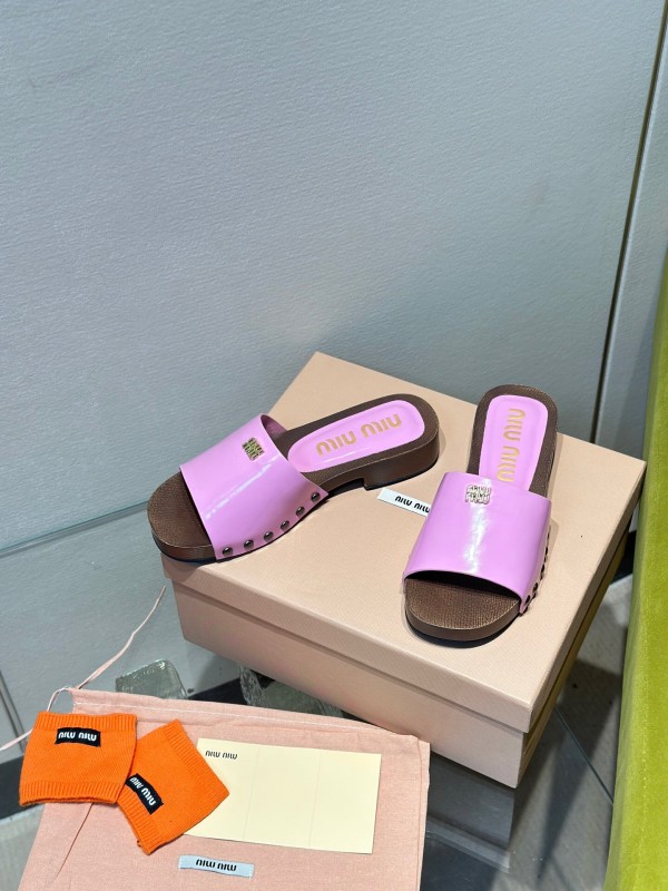 2025 Slippers Miumiu Purple Patent Leather Slippers KFY00230