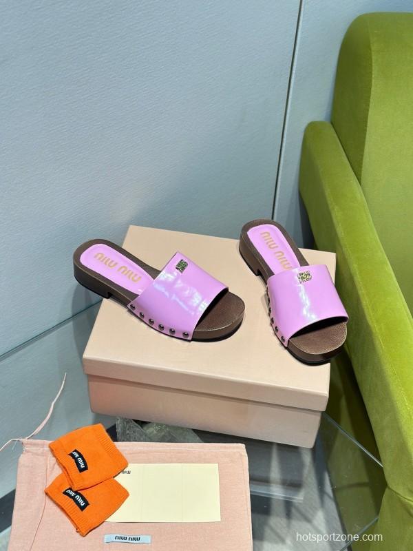 2025 Slippers Miumiu Purple Patent Leather Slippers KFY00230