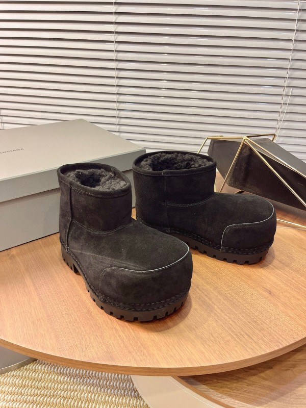 Balenciaga Oversized High Heel Snow Boots with Chunky Design - AS00500