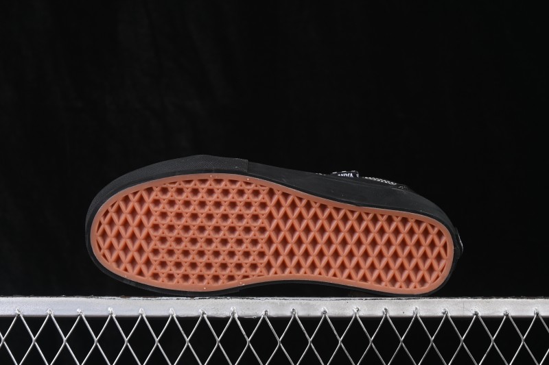 Vans Old Skool Low-Top Skateboarding Shoes with Classic Side Stripe - VN0A5FCBBLK