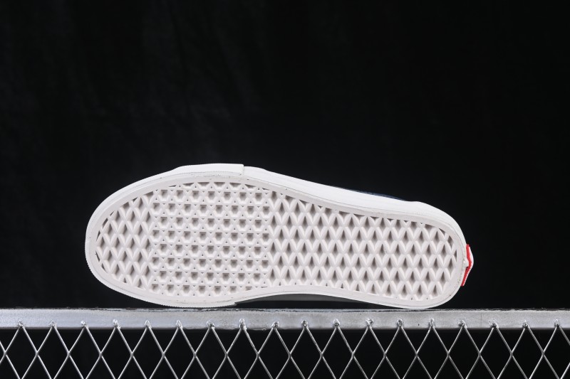 Vans Skate Skool Low-Top Skateboarding Shoes with Classic Stripe Design - VN0A5FCF6F6