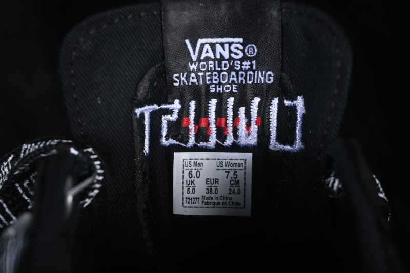Vans Skate Skool Low-Top Casual Skateboarding Shoes with Classic Design - VN0A5FCF6EA